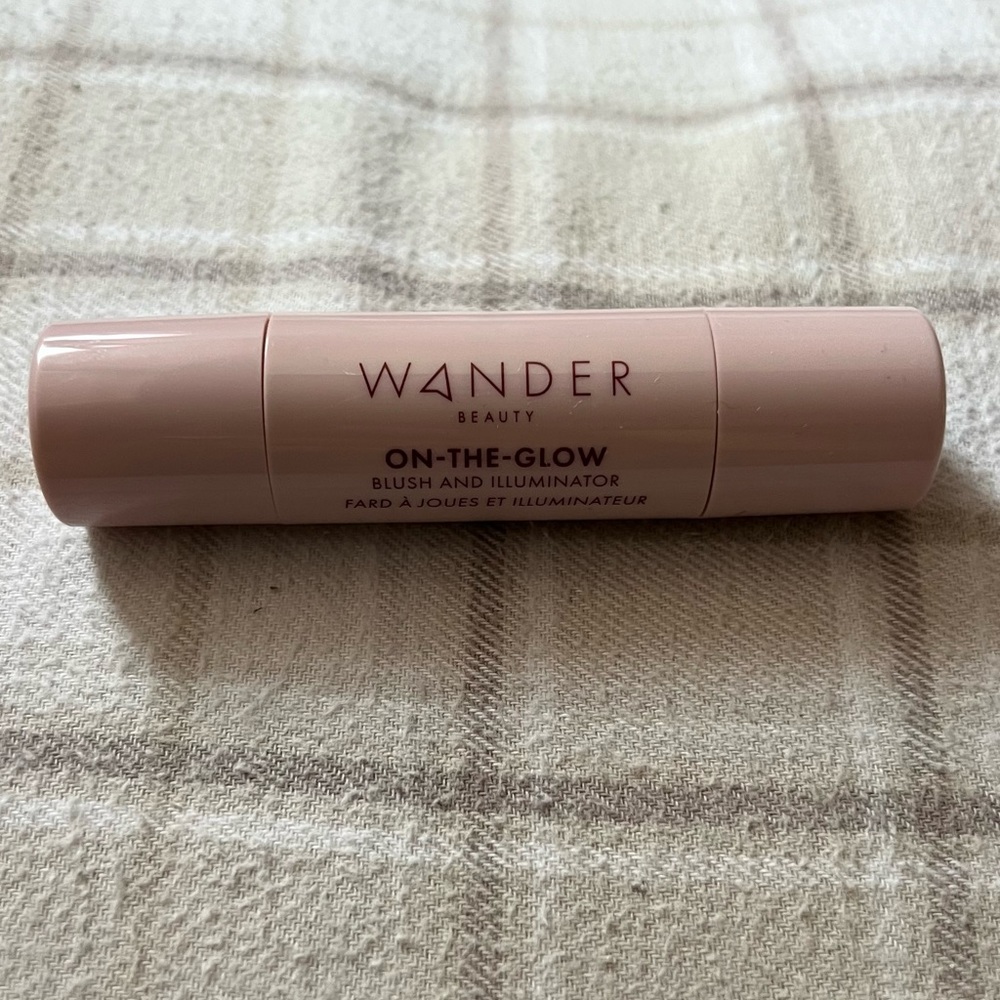 Wander On-The-Glow Blush and Illuminator